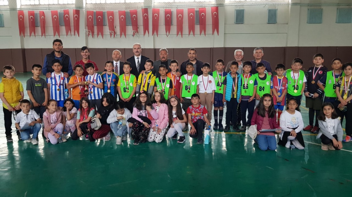 Yıldızkent Nafizbey Mesleki ve Teknik Anadolu Lisesi kapalı spor salonunda İsmetpaşa İlkokulu öğrencileri ve okulumuz öğrencileri arasında dostluk futbol maçı düzenlendi.