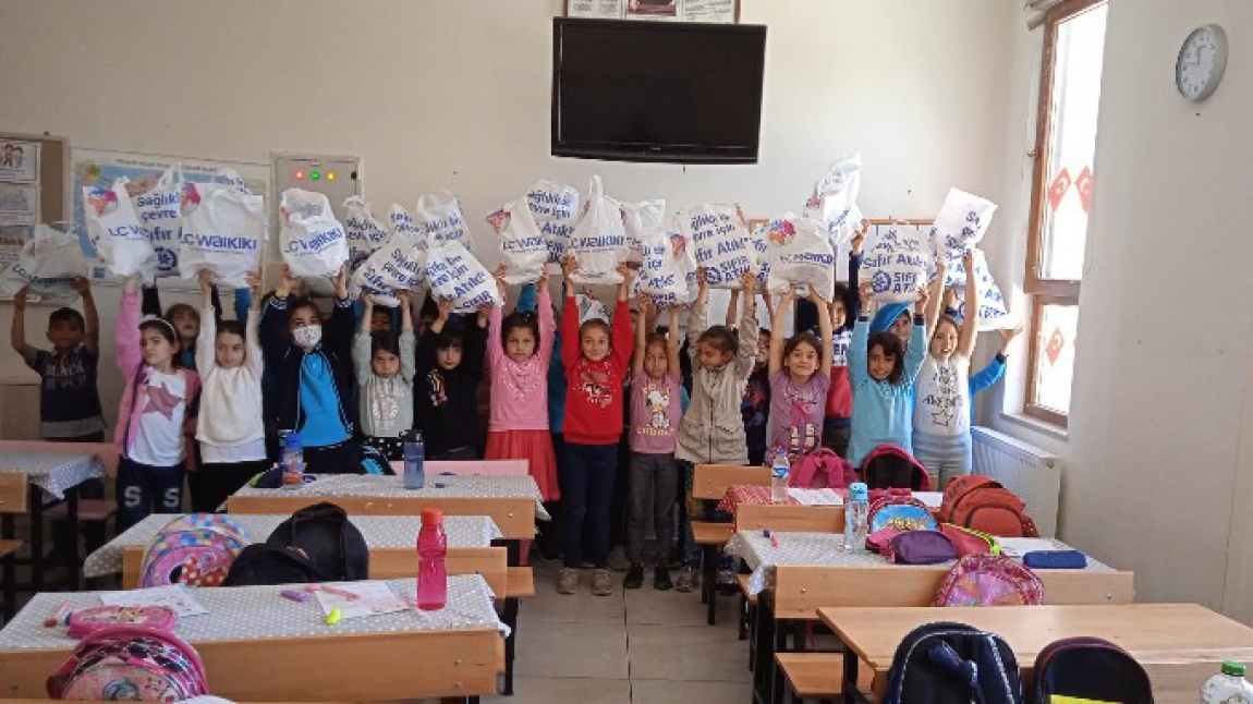 Türk Anneleri Erzurum şube başkanlığınca tüm öğrencilerimize karne hediyesi dağıtılmıştır.