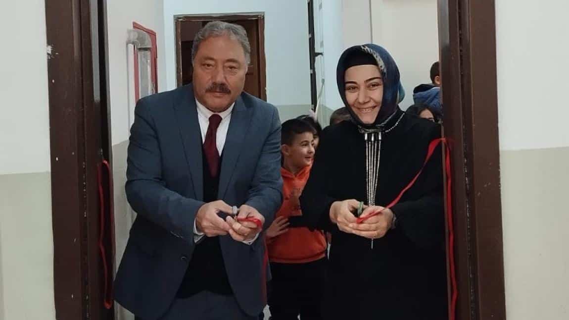 18 Aralık Yerli malı haftası nedeniyle Okul Müdürü Orhan DUYMUŞ ve 2-A sınıfı öğretmeni Sibel EKMEKÇİ tarafından Erzurum'un yöresel ürünleri sergisi açıldı.