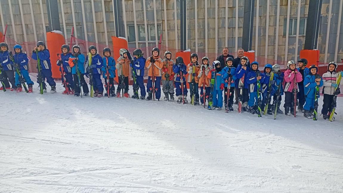 Erzurum Büyükşehir Belediyesi tarafından Palandöken Kayak Merkezinde okulumuz öğrencilerine beş günlük kayak eğitimi verildi.